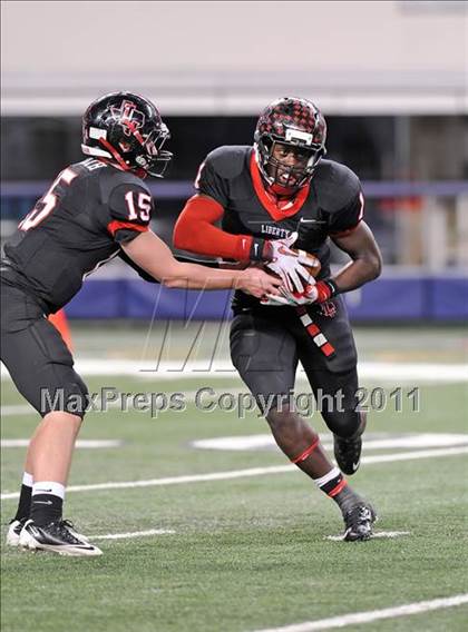 Thumbnail 2 in Liberty vs. Bastrop (4A Division 2 Region 2 Semifinals) photogallery.