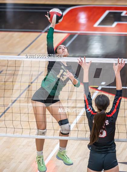 Thumbnail 3 in Moreau Catholic @ James Logan photogallery.