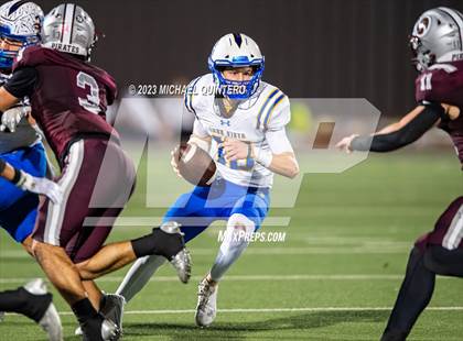 Thumbnail 1 in Sinton vs. Lago Vista (UIL Football 4A Division 2 Area) photogallery.