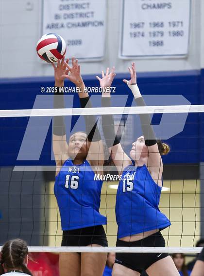 Thumbnail 2 in Plano West vs. Arlington (UIL 6A D2 Area Playoff) photogallery.