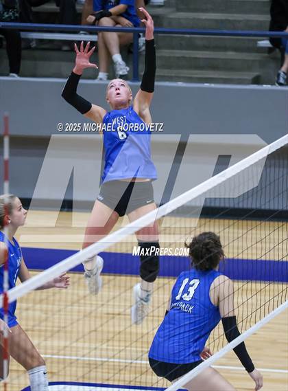 Thumbnail 2 in Plano West vs. Arlington (UIL 6A D2 Area Playoff) photogallery.