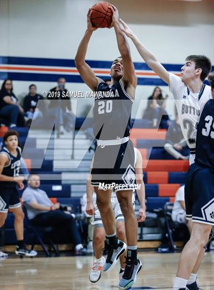 Thumbnail 2 in Loyola vs. Central Catholic (Marianist Classic) photogallery.
