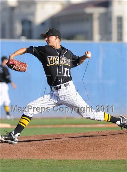 Thumbnail 1 in San Fernando vs. Sierra Vista (Blazer Bash) photogallery.