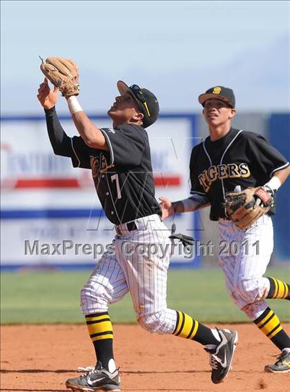 Thumbnail 1 in San Fernando vs. Sierra Vista (Blazer Bash) photogallery.