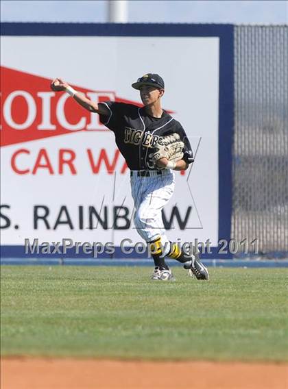 Thumbnail 1 in San Fernando vs. Sierra Vista (Blazer Bash) photogallery.