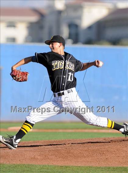 Thumbnail 1 in San Fernando vs. Sierra Vista (Blazer Bash) photogallery.