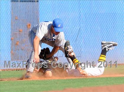 Thumbnail 2 in San Fernando vs. Sierra Vista (Blazer Bash) photogallery.