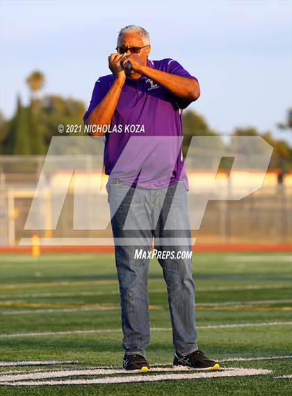 Thumbnail 3 in Lynwood vs. Firebaugh (Lynwood City Classic) photogallery.