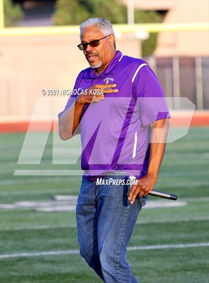 Thumbnail 2 in Lynwood vs. Firebaugh (Lynwood City Classic) photogallery.