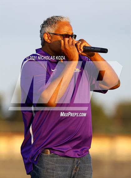 Thumbnail 2 in Lynwood vs. Firebaugh (Lynwood City Classic) photogallery.