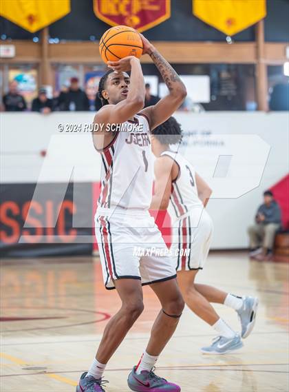 Thumbnail 1 in JSerra Catholic vs. Eastside Catholic (Torrey Pines Holiday Classic) photogallery.