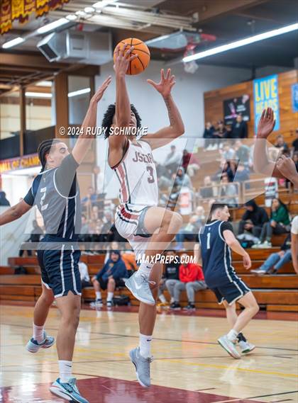 Thumbnail 3 in JSerra Catholic vs. Eastside Catholic (Torrey Pines Holiday Classic) photogallery.