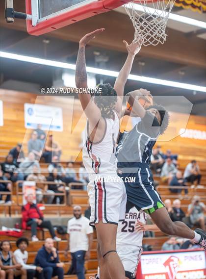 Thumbnail 3 in JSerra Catholic vs. Eastside Catholic (Torrey Pines Holiday Classic) photogallery.