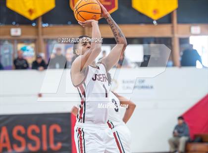 Thumbnail 2 in JSerra Catholic vs. Eastside Catholic (Torrey Pines Holiday Classic) photogallery.