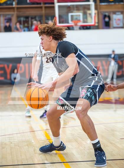 Thumbnail 2 in JSerra Catholic vs. Eastside Catholic (Torrey Pines Holiday Classic) photogallery.