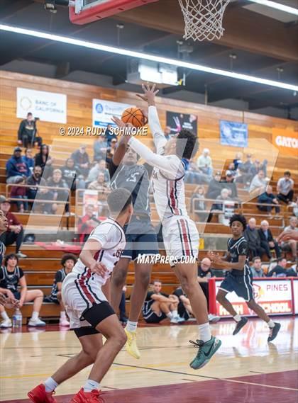Thumbnail 3 in JSerra Catholic vs. Eastside Catholic (Torrey Pines Holiday Classic) photogallery.
