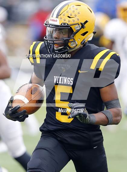 Thumbnail 2 in Simeon vs St. Laurence (Chicago Prep Bowl) photogallery.