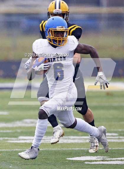 Thumbnail 3 in Simeon vs St. Laurence (Chicago Prep Bowl) photogallery.