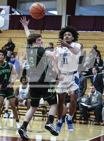 Thumbnail 2 in Isidore Newman vs. Bishop O'Connell (Spalding Hoophall Classic) photogallery.