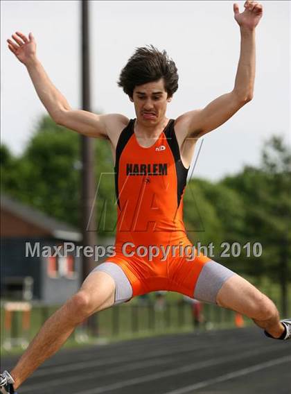 Thumbnail 2 in Harlem Boys Track Regional photogallery.
