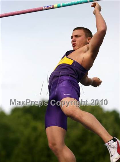 Thumbnail 2 in Harlem Boys Track Regional photogallery.