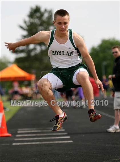 Thumbnail 1 in Harlem Boys Track Regional photogallery.