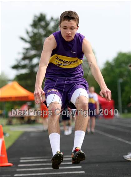 Thumbnail 3 in Harlem Boys Track Regional photogallery.