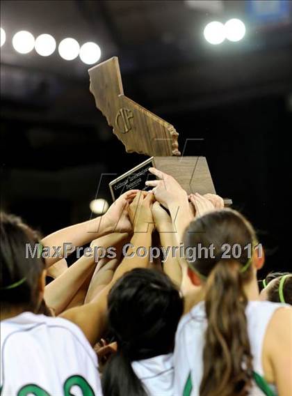 Thumbnail 1 in St. Mary's vs. Rialto (CIF State D2 Final) photogallery.