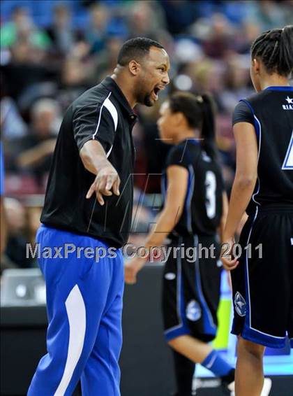 Thumbnail 2 in St. Mary's vs. Rialto (CIF State D2 Final) photogallery.