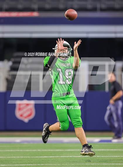 Thumbnail 3 in Westbrook vs. May (UIL Football 1A D1 Finals) photogallery.