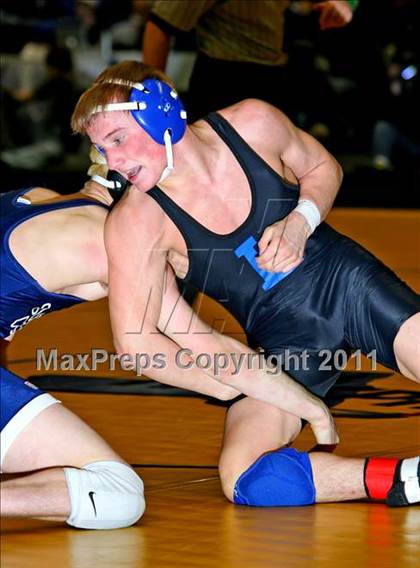 Thumbnail 2 in NYSPHSAA D1 Championships (140-285 Ibs. Finals) photogallery.