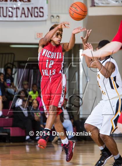 Thumbnail 2 in Plano East vs. Wichita Falls (Fantasy of Lights) photogallery.