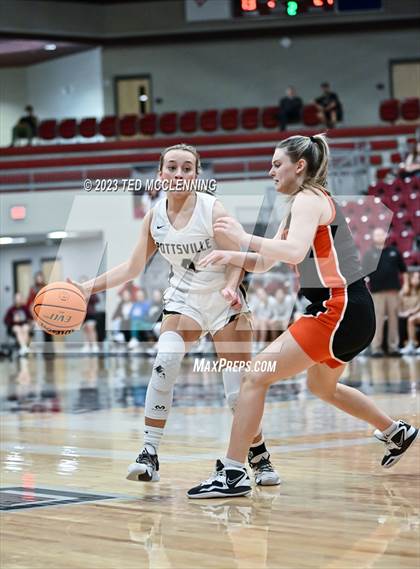 Thumbnail 2 in Gravette vs Pottsville (AAA 4A-North Regional first round) photogallery.