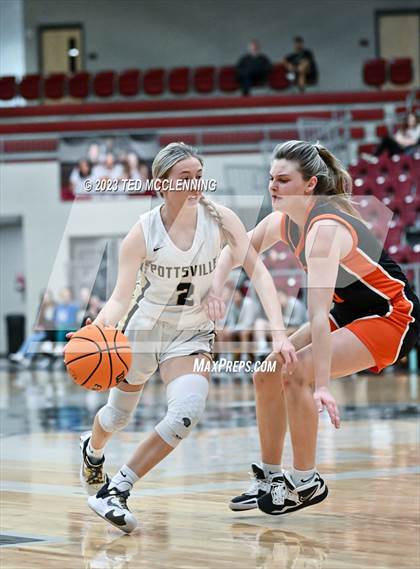 Thumbnail 2 in Gravette vs Pottsville (AAA 4A-North Regional first round) photogallery.