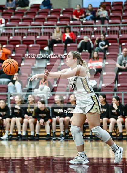 Thumbnail 3 in Gravette vs Pottsville (AAA 4A-North Regional first round) photogallery.