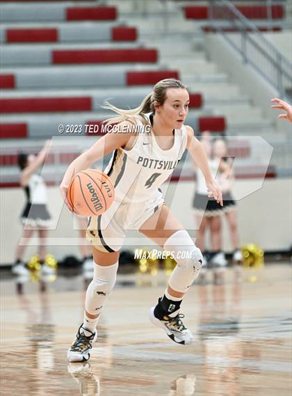 Thumbnail 1 in Gravette vs Pottsville (AAA 4A-North Regional first round) photogallery.