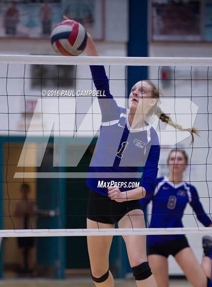 Thumbnail 3 in Fountain Hills vs Northwest Christian (AIA D3 Championship) photogallery.