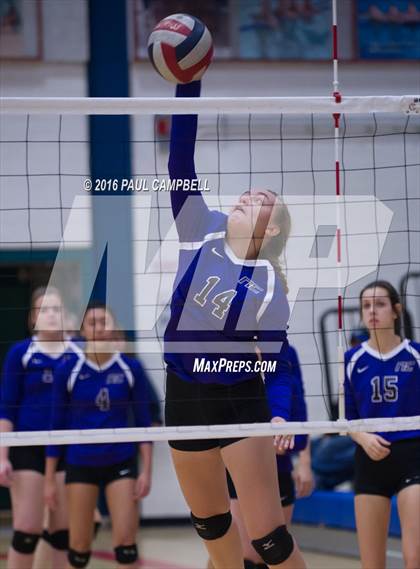 Thumbnail 2 in Fountain Hills vs Northwest Christian (AIA D3 Championship) photogallery.