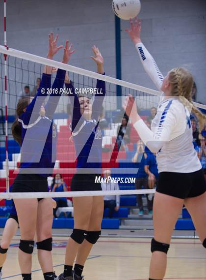 Thumbnail 2 in Fountain Hills vs Northwest Christian (AIA D3 Championship) photogallery.