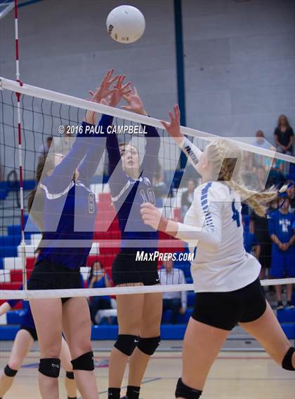 Thumbnail 3 in Fountain Hills vs Northwest Christian (AIA D3 Championship) photogallery.