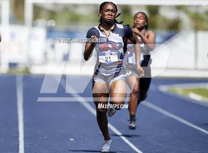 Thumbnail 2 in Bob Hayes Invitational (200m) photogallery.