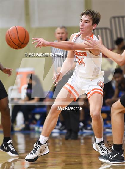 Thumbnail 3 in Catholic-B.R. vs Hahnville (Country Day Classic) photogallery.