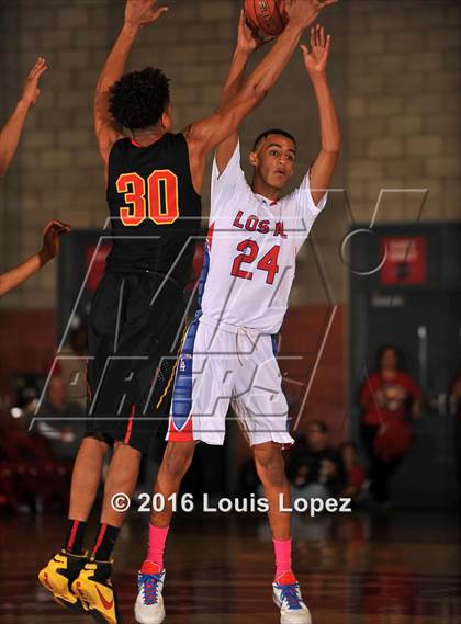Thumbnail 2 in Los Alamitos vs. Fairfax (Nike Extravaganza) photogallery.