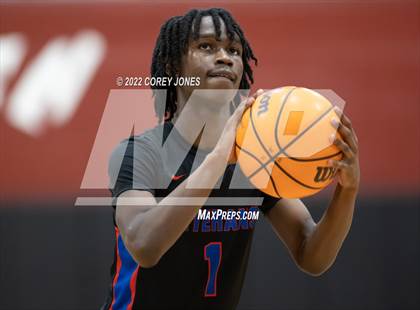 Thumbnail 1 in Veterans vs Warner Robins photogallery.