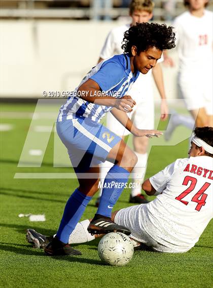 Thumbnail 3 in San Elizario vs Argyle (UIL 4A Regional Semifinal) photogallery.