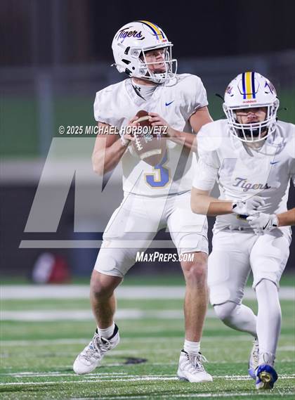 Thumbnail 1 in Leonard @ Gunter (UIL 3A D2 Regional Final) photogallery.