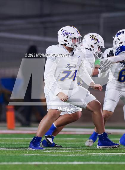 Thumbnail 2 in Leonard @ Gunter (UIL 3A D2 Regional Final) photogallery.