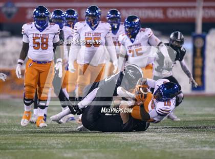 Thumbnail 2 in East St. Louis vs Fenwick (IHSA 6A Finals) photogallery.