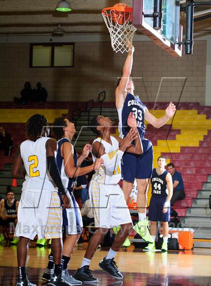 Thumbnail 3 in College Park vs. Fort Bend Marshall (McDonald's Texas Invitational) photogallery.