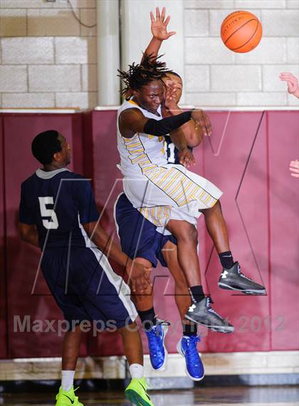 Thumbnail 3 in College Park vs. Fort Bend Marshall (McDonald's Texas Invitational) photogallery.